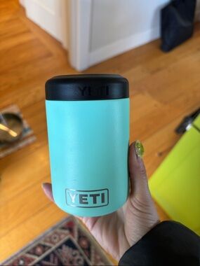 Yeti Seafoam Can Insulator with Black Lid